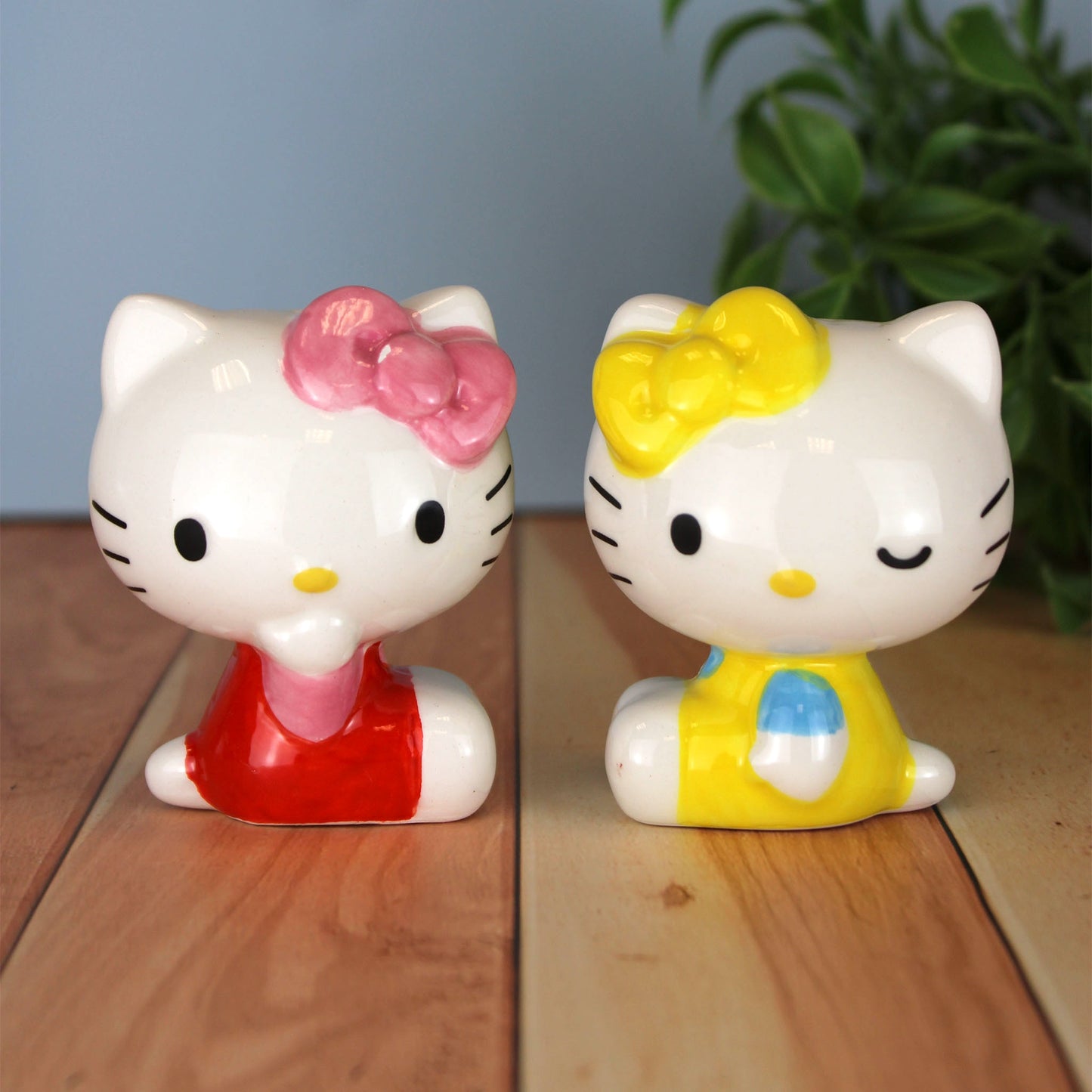Hello Kitty (Wink) Sanrio Ceramic Salt & Pepper Shaker Set