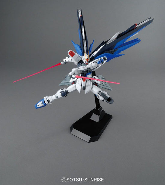 MG 1/100 Freedom Gundam v2.0 Gunpla Kit