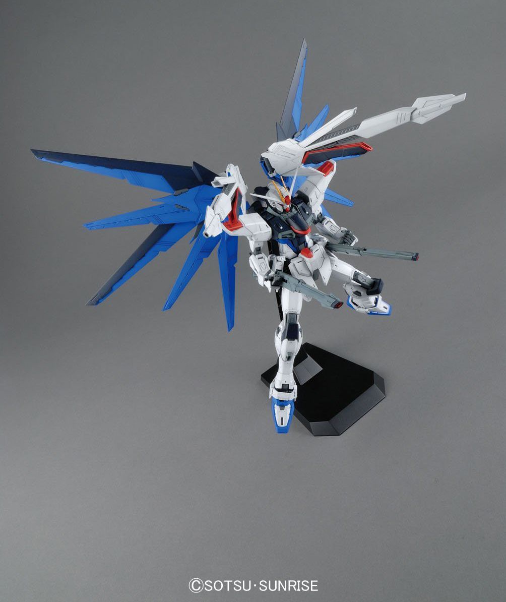 MG 1/100 Freedom Gundam v2.0 Gunpla Kit