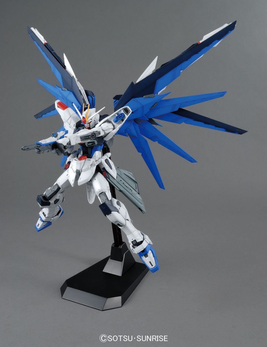 MG 1/100 Freedom Gundam v2.0 Gunpla Kit