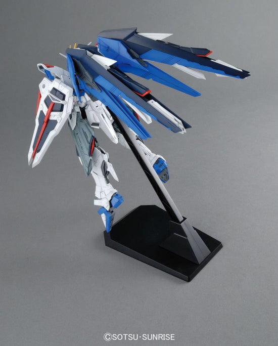 MG 1/100 Freedom Gundam v2.0 Gunpla Kit