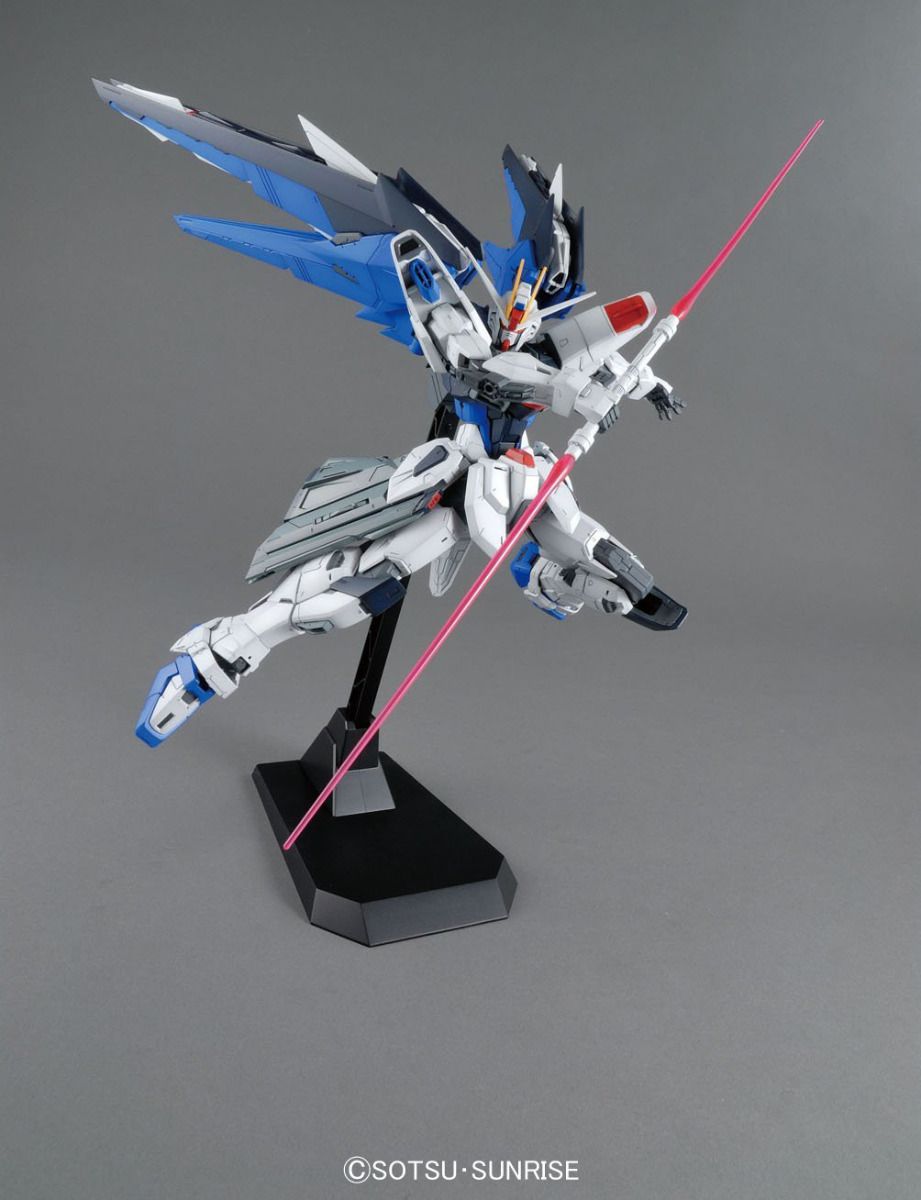 MG 1/100 Freedom Gundam v2.0 Gunpla Kit