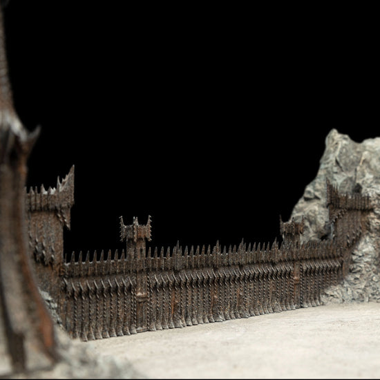 The Black Gates of Mordor Deluxe Environment Statue by Weta Workshop