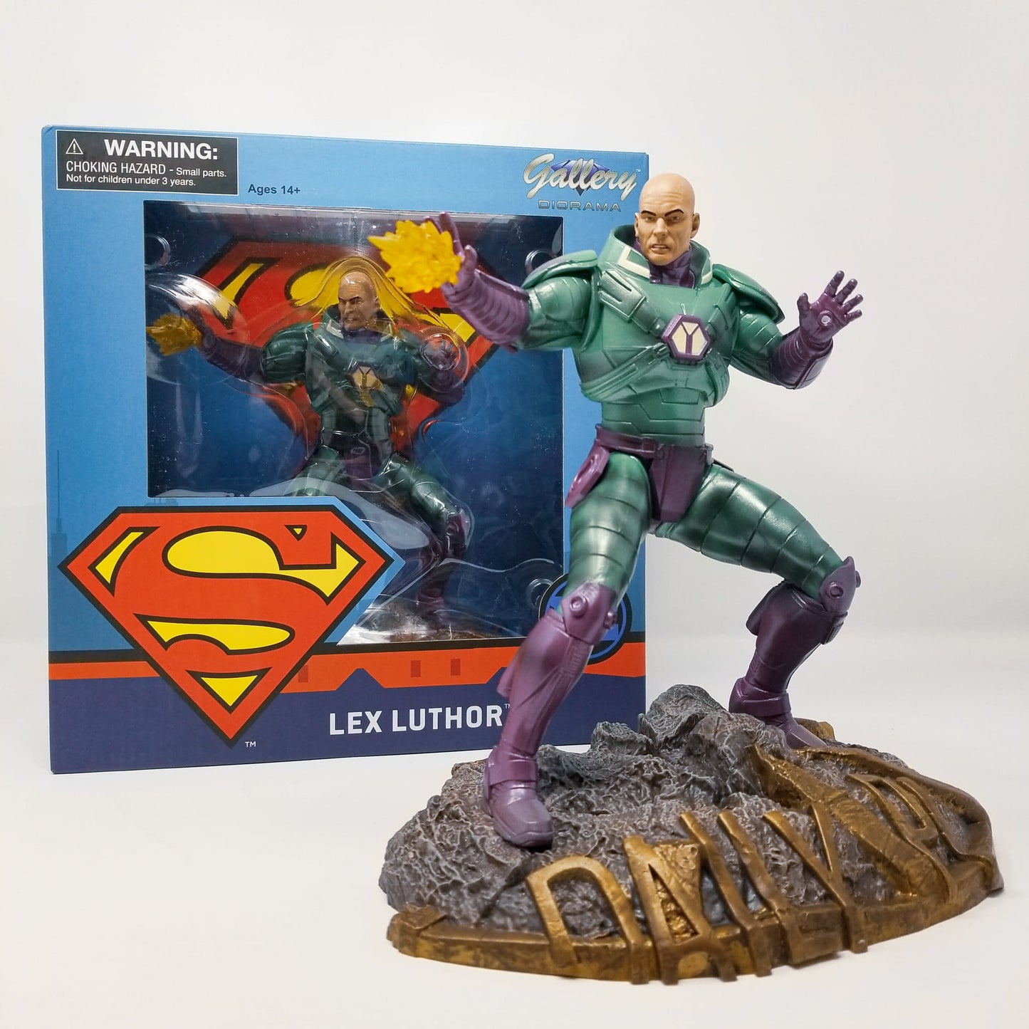 Lex Luthor DC Gallery Statue Destroy Superman!  A Diamond Select Toys release! Lex Luthor dons his powerful armor to take on Superman in this DC Comics-inspired Gallery Diorama!  Raising his hand to fire a Kryptonite-fueled blast, this Lex Luthor sculpture measures approximately 9 inches tall.