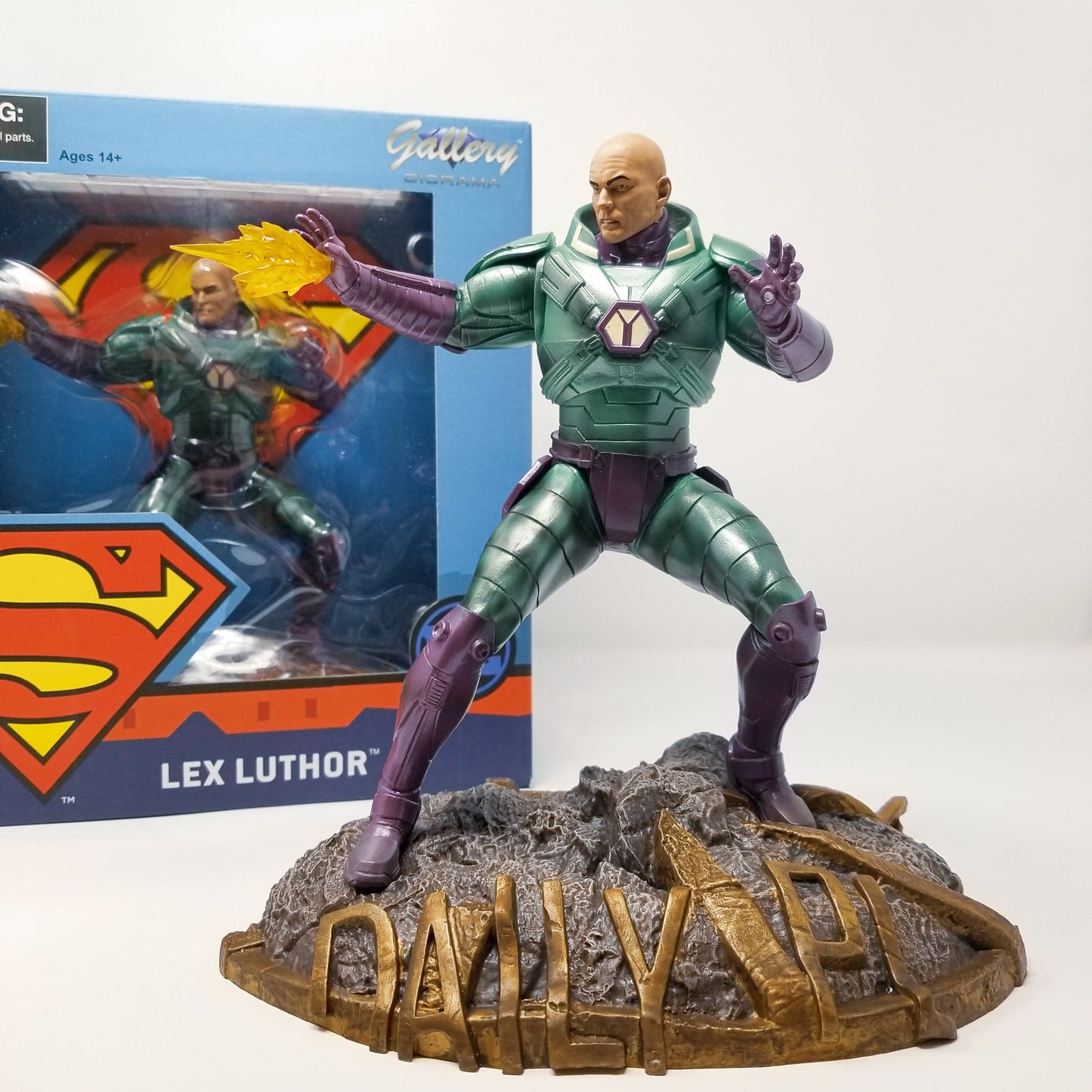 Load image into Gallery viewer, Lex Luthor DC Gallery Statue Destroy Superman!  A Diamond Select Toys release! Lex Luthor dons his powerful armor to take on Superman in this DC Comics-inspired Gallery Diorama!  Raising his hand to fire a Kryptonite-fueled blast, this Lex Luthor sculpture measures approximately 9 inches tall.
