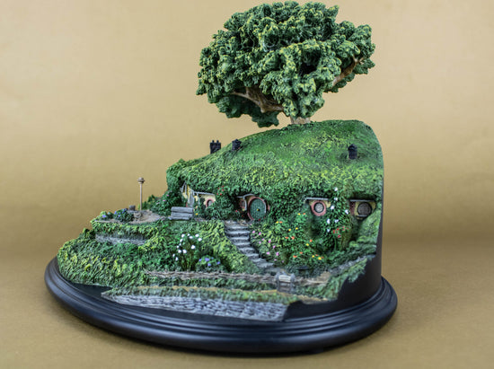 Load image into Gallery viewer, Bag End Hobbit Hole (Lord of the Rings) Deluxe Statue by Weta Workshop
