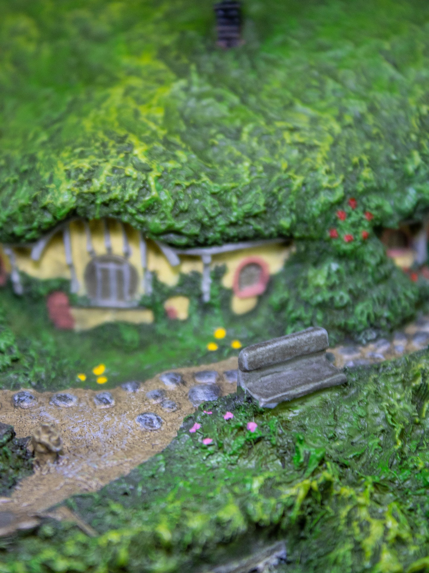 Load image into Gallery viewer, Bag End Hobbit Hole (Lord of the Rings) Deluxe Statue by Weta Workshop

