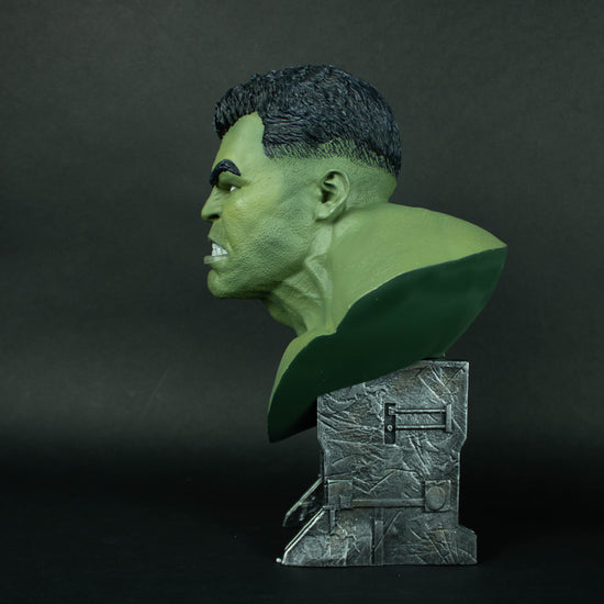 Load image into Gallery viewer, Hulk (Thor:Ragnorak) Marvel 1:2 Scale Resin Bust
