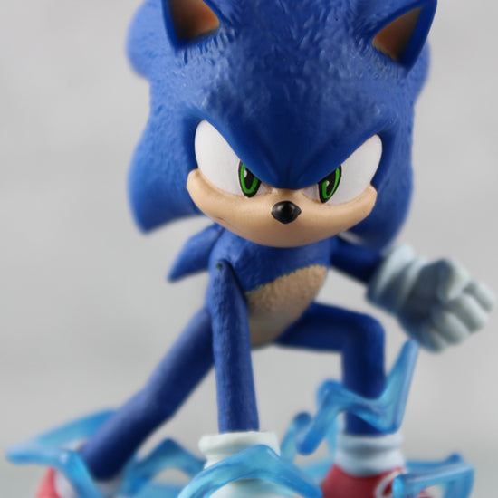 Diamond Select Toys Sonic the Hedgehog Movie Sonic Gallery 5-in Statue   Based on the hit movies, this 5-inch sculpture shows Sonic standing on one  of Dr. Robotnik's drones, about to take