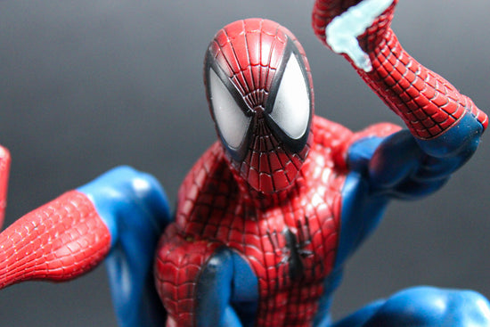 Load image into Gallery viewer, Spider-Man (90&amp;#39;s Version) Marvel Gallery Statue
