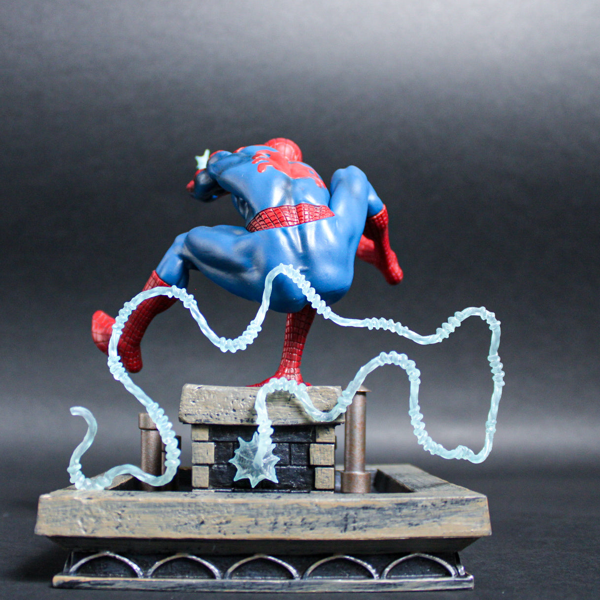 Load image into Gallery viewer, Spider-Man (90&amp;#39;s Version) Marvel Gallery Statue

