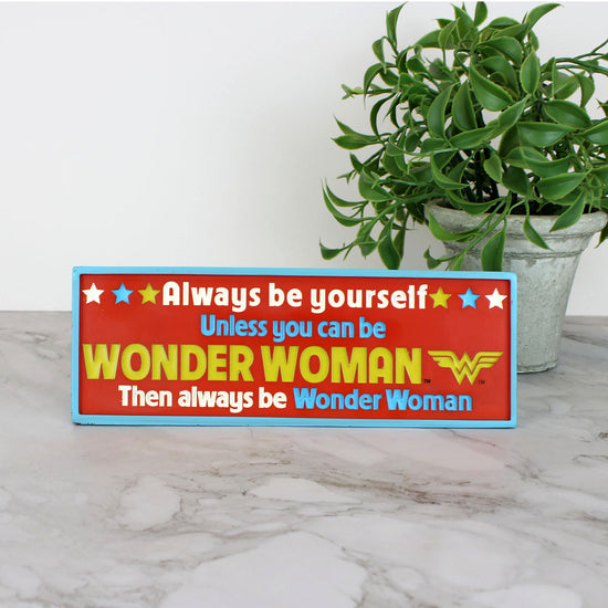 Load image into Gallery viewer, Wonder Woman (DC Comics) Resin Desk Sign
