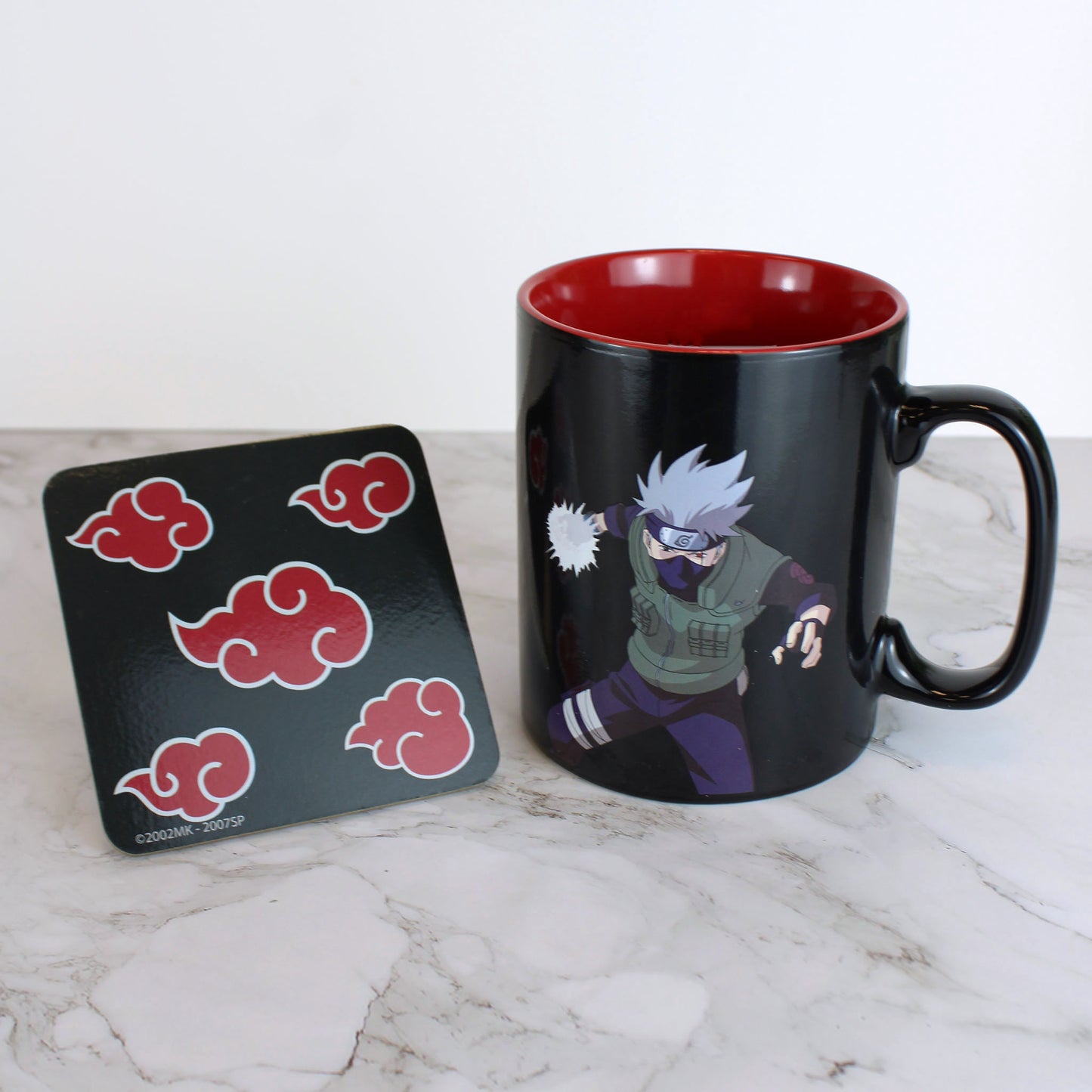 https://mycollectorsoutpost.com/cdn/shop/products/kakashi-naruto-shippuden-coaster-and-color-changing-ceramic-mug-gift-set2_1445x.jpg?v=1680030927