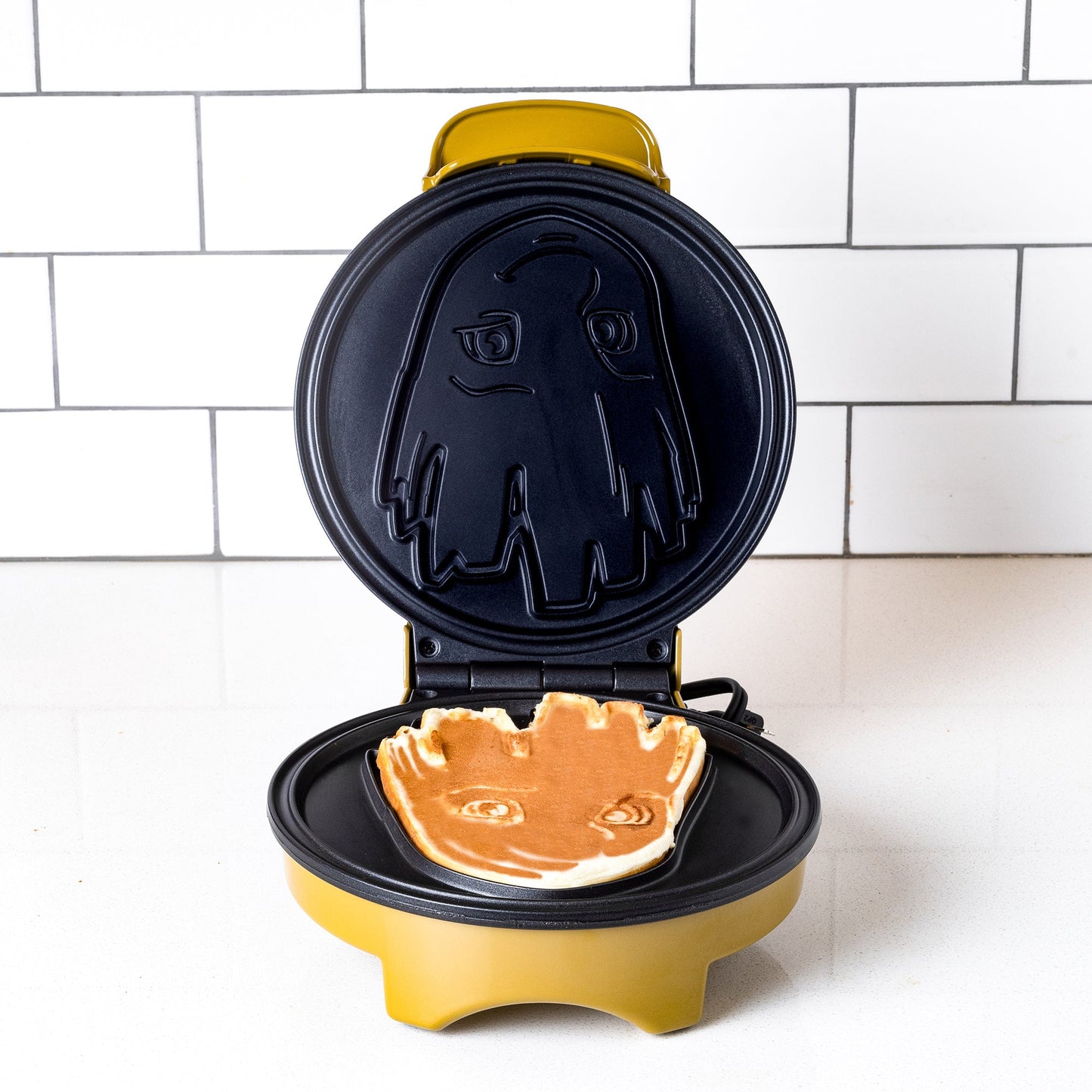 https://mycollectorsoutpost.com/cdn/shop/products/marvel-groot-guardians-of-the-galaxy-I-am-groot-baby-groot-waffle-maker-3_1445x.jpg?v=1645310663